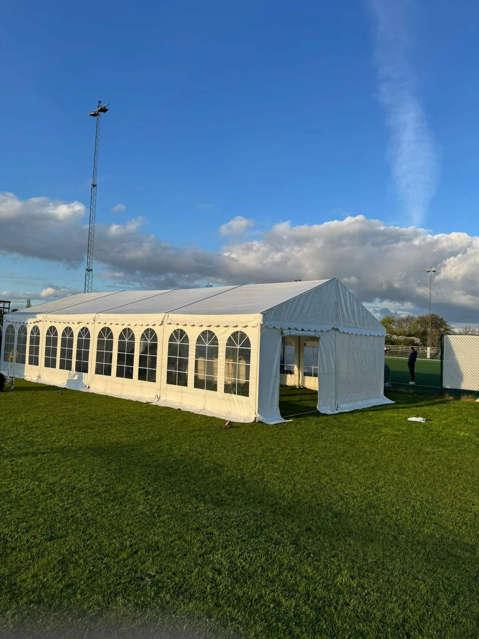 Hyra partytält i Halmstad – så väljer du rätt storlek för ditt event